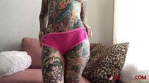 La tatuada tiger lilly se masturba en cuarentena