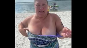 Puta bbw duca esposa muestra sus grandes tetas en una playa publica