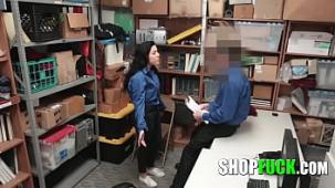 Tricky girl se puso un uniforme de guardia pero la prueba de sexo demostro que es una ladrona shopfuck