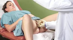Melanie hicks manoseada y follada en la clinica ginecologica