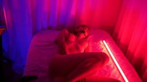 Sexo bajo luz roja hermosa chica se masturba satisfaciendo sus deseos mas oscuros