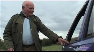Un anciano ve a una nina en problemas con su auto