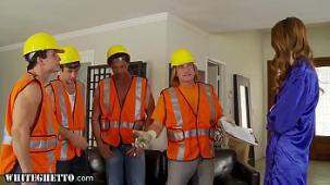 Whiteghetto ama de casa cachonda follada en grupo por trabajadores de la construccion