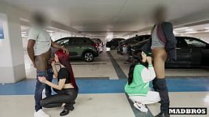 Dos companeras de cuarto latinas culonas folladas por dos negros en un estacionamiento publico