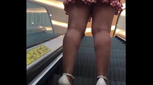 Hotwife hotwife se muestra en el estacionamiento del centro comercial al cuerno caminando en minifalda estilo pasarela