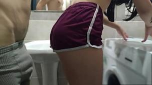 Sexo rapido con hermanastra en el bano me encanta su gran culo en pantalones cortos ajustados