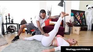 Big booty babe nina kayy obtiene un gran estiramiento de yoga de polla negra