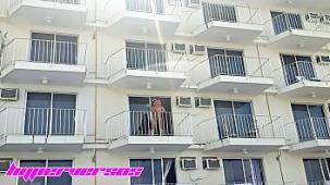 Parejita caliente se pone a follar en el balcon del hotel en acapulco la camarera se da cuenta y no les dice nada