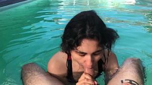 Novios follando en el agua mientras filman un video porno de vacaciones