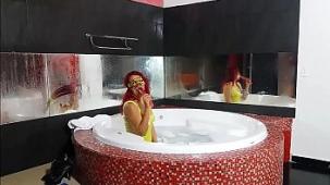 Rica madura peruana en una bañera masturbándose al ver la cámara encendida