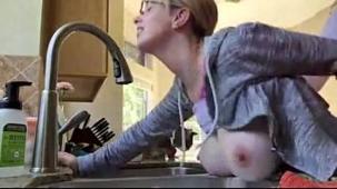 Follada por su hijo mientras friega los platos (incesto)