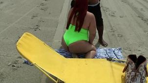 Corona caliente chupando rollos en la playa en porno lanzado