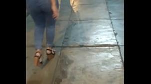 Peruana culona caminando en jeans