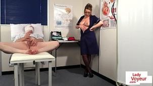 Enfermera britanica voyeur instruyendo sub paciente