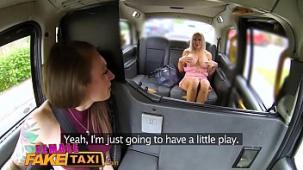 Mujer fake taxi rubias tetonas lesbianas calientes en el asiento trasero de una sesion de cogida en un taxi