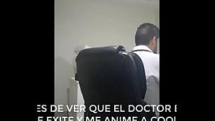 Me follo a doctor en su consultorio