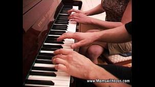 Tutor de piano cachonda madura follando a su estudiante
