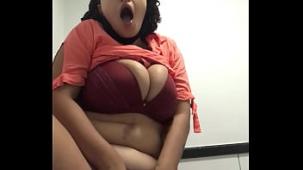 Muchacha emocionada se masturba mientras espera su cita en la clinica