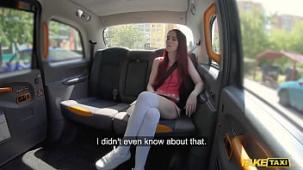 Fake taxi pelirroja irlandesa se pone cachonda y se masturba en el asiento trasero para luego tener sexo con el taxista
