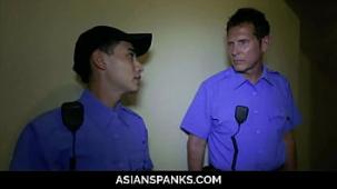 Guardia de seguridad amateur atrapa y explota a un ladron asiatico sin censura