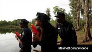 La policia camboyana maxine x follada por 7 grandes pollas zombis negras