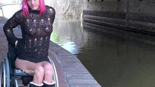 Leah caprice en silla de ruedas parpadeando y desnudez publica de sexy pornst discapacitado