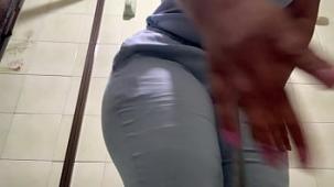 Enfermera culona en la clinica orinando en el bano urinating big tits big ass latina