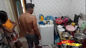 Una linda hijastra siendo follada por su padrastro en la cocina