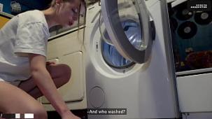 La hermanastra se quedo atrapada nuevamente en la lavadora y tuvo que llamar a los rescatistas