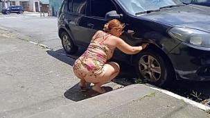 Limpiando el auto en la calle sin bragas para que todos lo vean