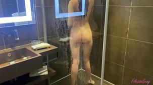 Chica caliente tenia mamada y follando pasion en la ducha casera