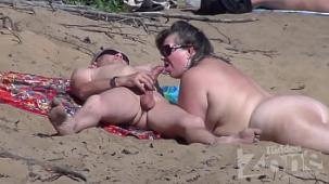 Mamada en una playa nudista