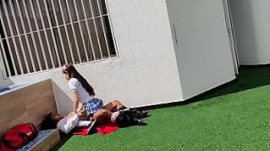 Jovenes colegiales tienen sexo en la terraza del colegio y son captados por una camara de seguridad