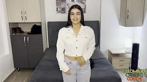Jovencita latina de 18 anos recibe creampie por primera vez video porno casting colombiana en el sofa