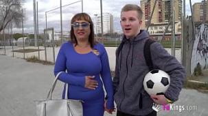 Madre española se folla a un amigo de su hijo ante las cámaras