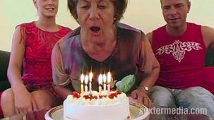 Viejita celebra su 80 cumpleaños con un trio de sexo