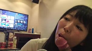 Novia japonesa hace una mamada casera de lo más morbosa