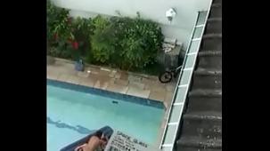 Pintor atrapó sexo en la piscina donde trabajaba.
