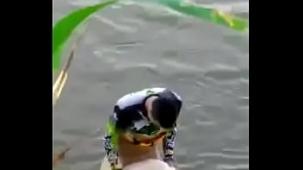 Video porno en el lago con una zorra dando delicioso