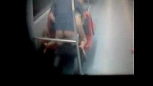 Videos de sexo en el tren entre una chica caliente y un bien dotado