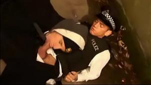 Policía encuentra a joven vendiendo drogas y lo penetra con su pene para castigarlo