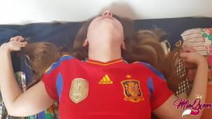 Española de buen culo se graba follando con la camiseta de España puesta