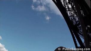 Una puta teniendo sexo con dos chicos muy cerca de la torre Eiffel en París Francia