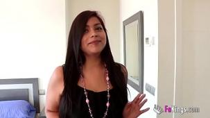Camarera latina con mucho vicio graba su primer vídeo porno