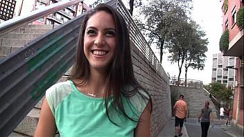 Camarera española acepta con vicio una oferta para que se la follen por dinero