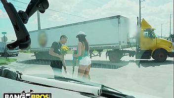 Actriz porno invita a un chico anónimo a que se la folle en una furgoneta