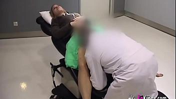 Doctor se folla a una de sus pacientes españolas dentro de la consulta