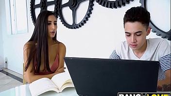 La guarra de su hermana le ofrece sexo a cambio de ayudarla a estudiar