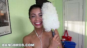 Veronica Rodriguez limpia la casa y se folla a su jefe