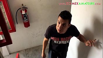 Mexicana le chupa la verga al vecino mientras esperan el ascensor